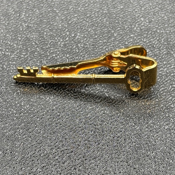 Balfour Gold Tone Key Shaped Tie Clip - Picture 3 of 7